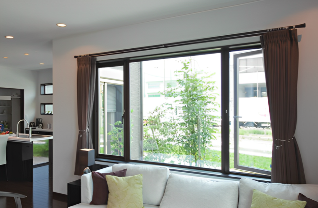 YKKAPの高性能樹脂窓APW330は樹脂と複層ガラスによりハイレベルの断熱性を実現した新発想の「新しい窓」です。<br />
熱の出入りを抑え、夏も冬もいつも快適。エコ住宅との相性も抜群です。<br />
室内と窓辺に温度差が生じにくいので、窓辺のひんやりと結露の発生を大幅に防ぎます。<br />
（引用元：YKKAP）