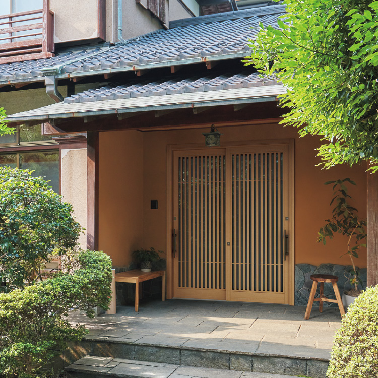 古くなった玄関引戸を一新。壁を壊さないかんたん施工だから、１日で工事が完了します。豊富なバリエーションからイメージ通りのデザインが選べるほか、ゆったり開口の「袖付２枚連動引込み戸」にも変えられます。（引用元：YKKAP)