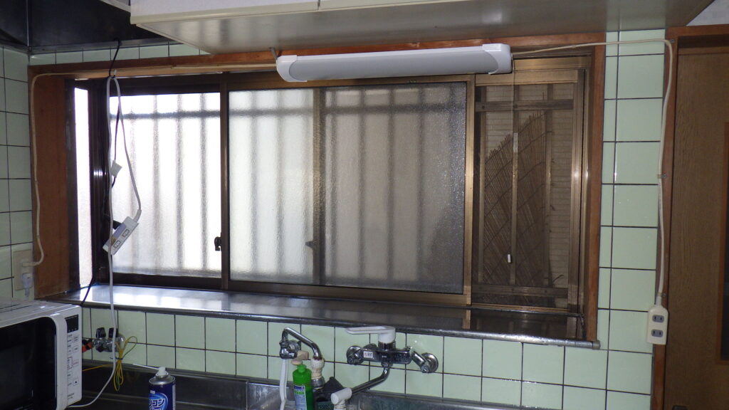⑧キッチン１<br />
<br />
W１６３６×H７０７<br />
小サイズ　窓面積(0.2㎡×1.6㎡未満）<br />
