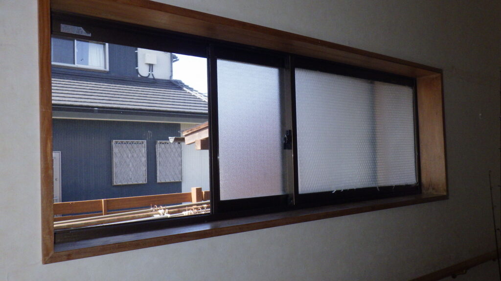 ②玄関２<br />
　<br />
W１６５５×H４３７<br />
小サイズ　窓面積（0.2㎡以上1.6㎡未満）