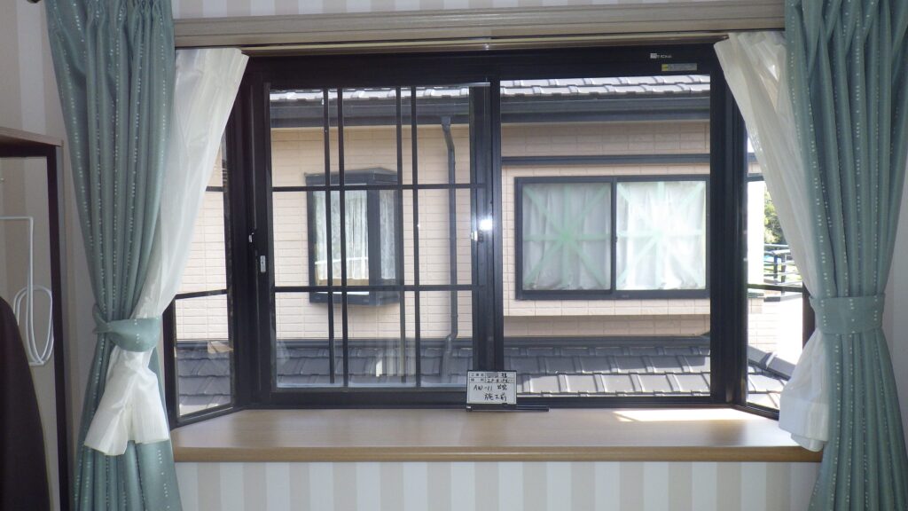 ⑪２階洋室３<br />
<br />
W１６４５×H９９３<br />
中サイズ　窓面積（1.6㎡以上2.8㎡未満）